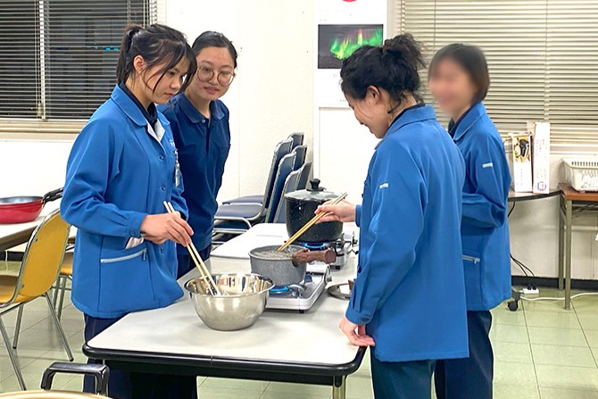 日本食の作り方を教えるお料理教室